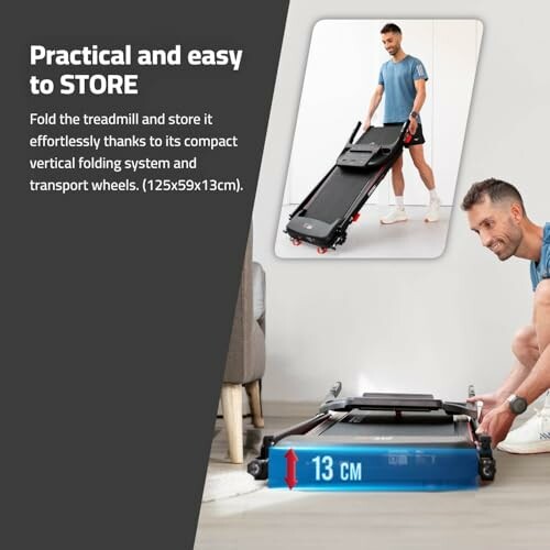 Hombre plegando una cinta de correr compacta para almacenarla.