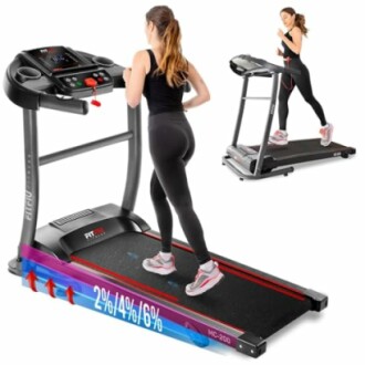 Mujer corriendo en una caminadora eléctrica plegable.