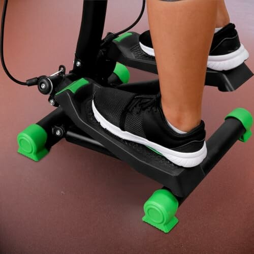 Persona usando un mini stepper de ejercicio