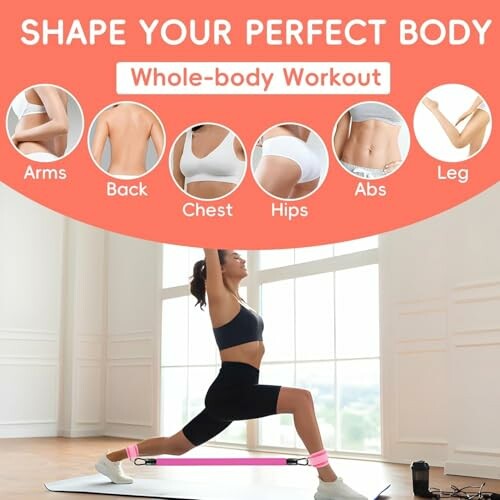 Mujer haciendo ejercicio con banda de resistencia en casa.