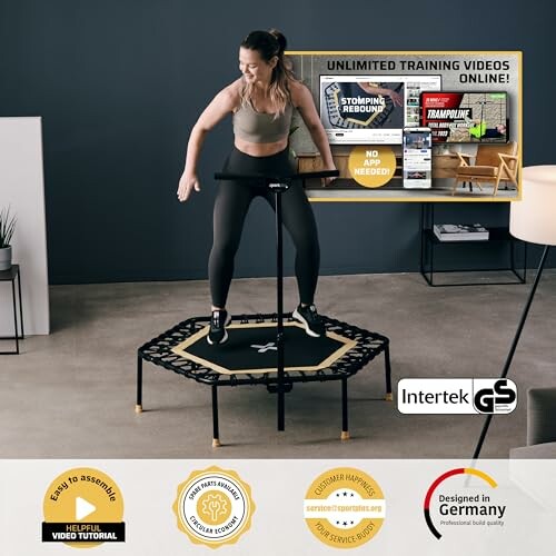 Mujer haciendo ejercicio en un mini trampolín con barra de soporte.