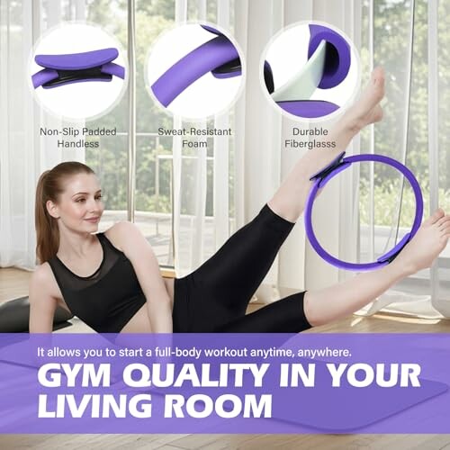 Mujer haciendo ejercicio con un aro de pilates en la sala.