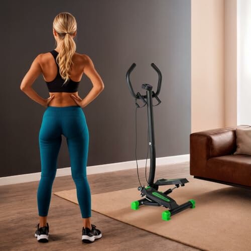 Mujer en ropa deportiva junto a un stepper en casa.