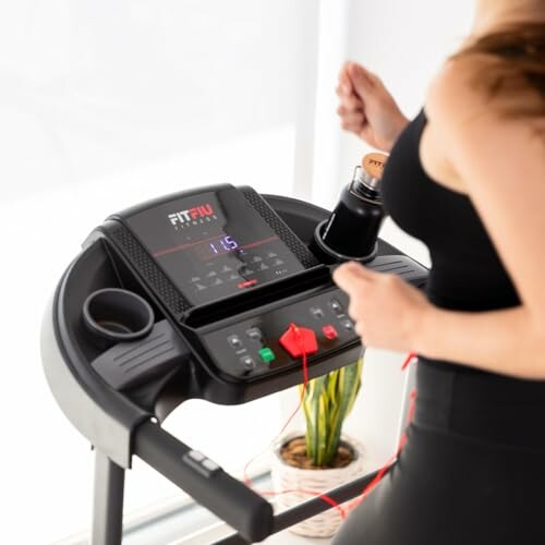 Mujer corriendo en una cinta de correr en casa.